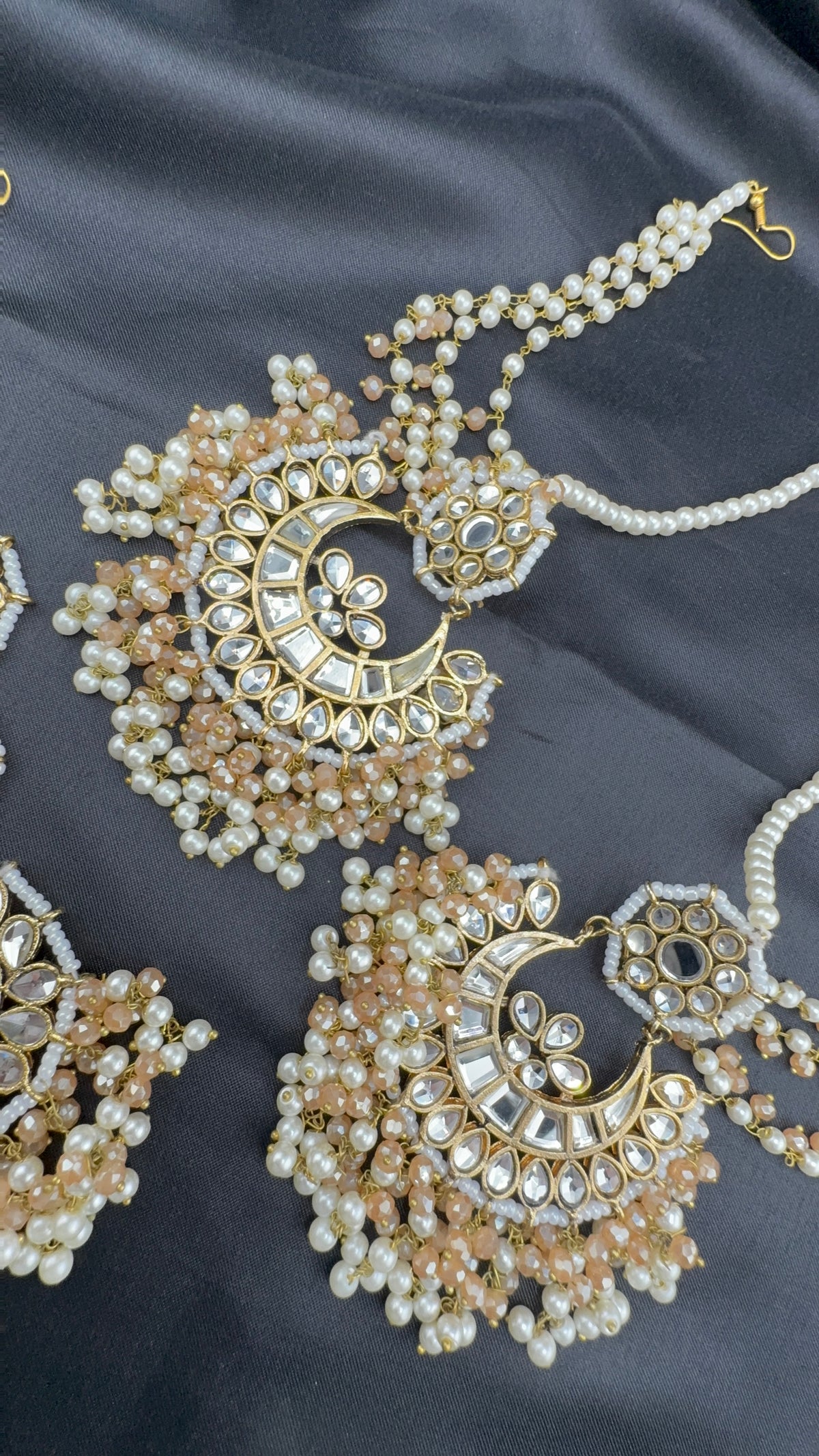kunden earrings with maang tikka