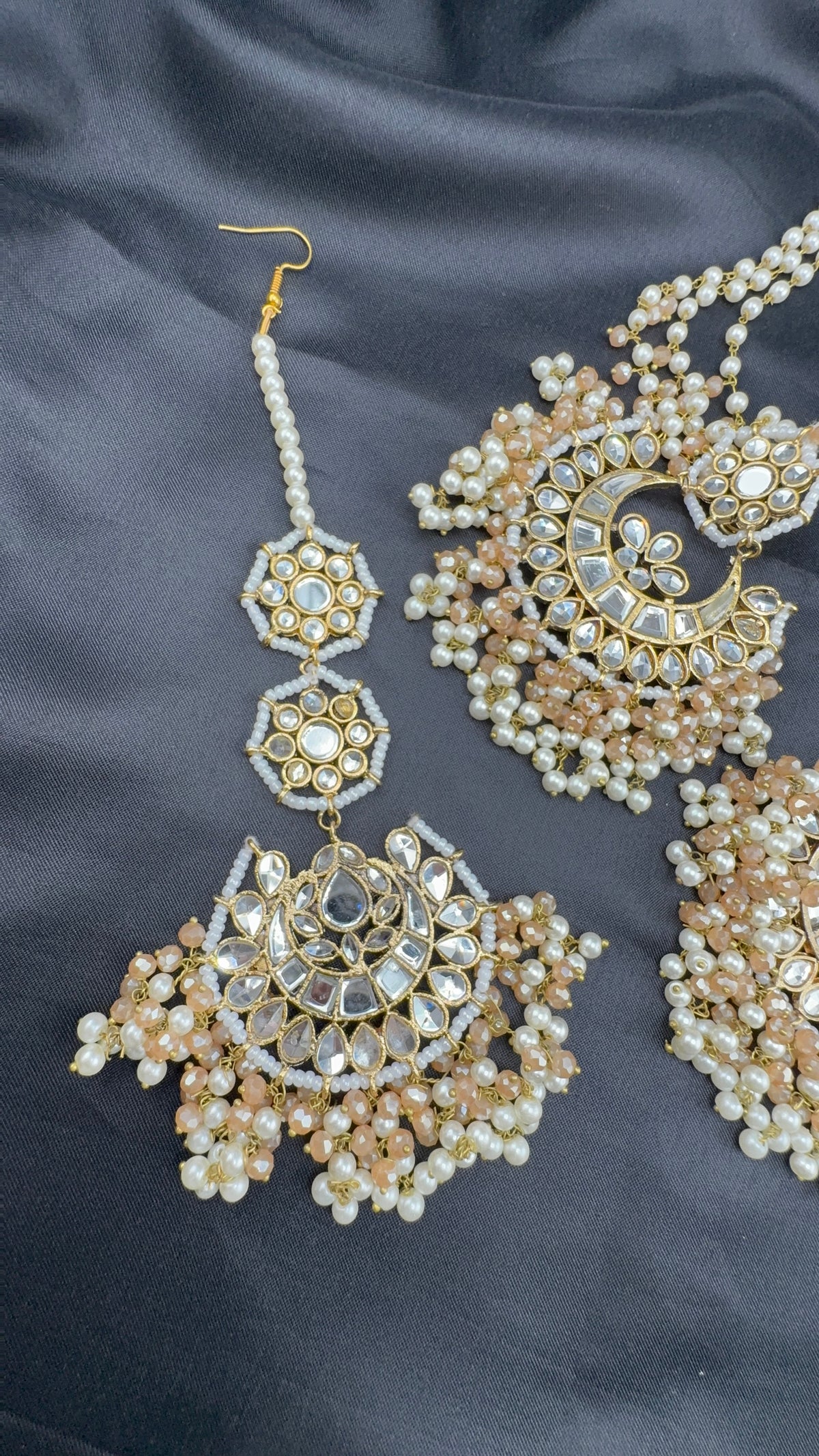 kunden earrings with maang tikka