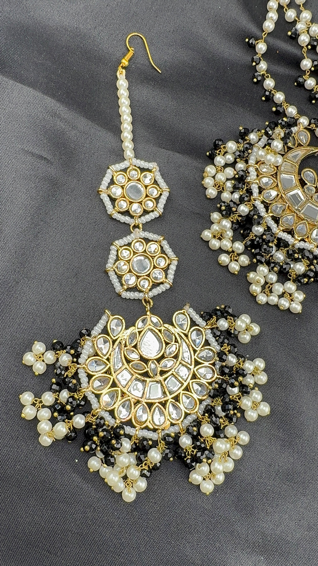 kunden earrings with maang tikka