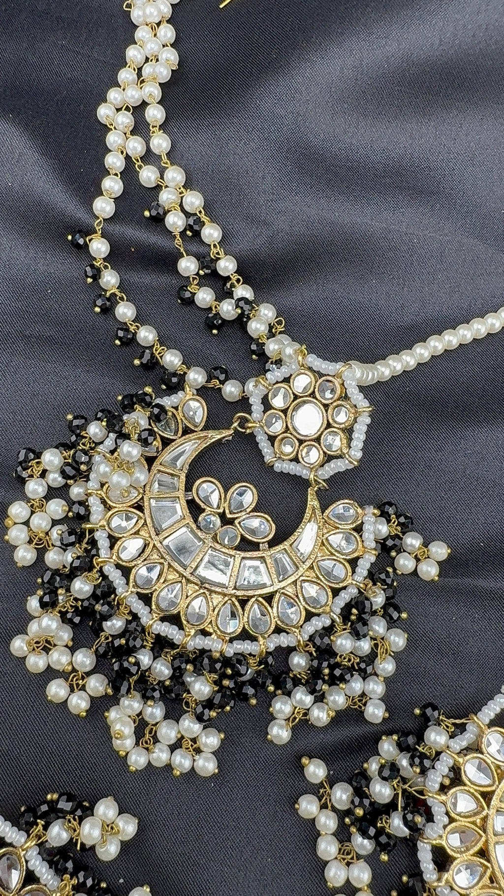 kunden earrings with maang tikka