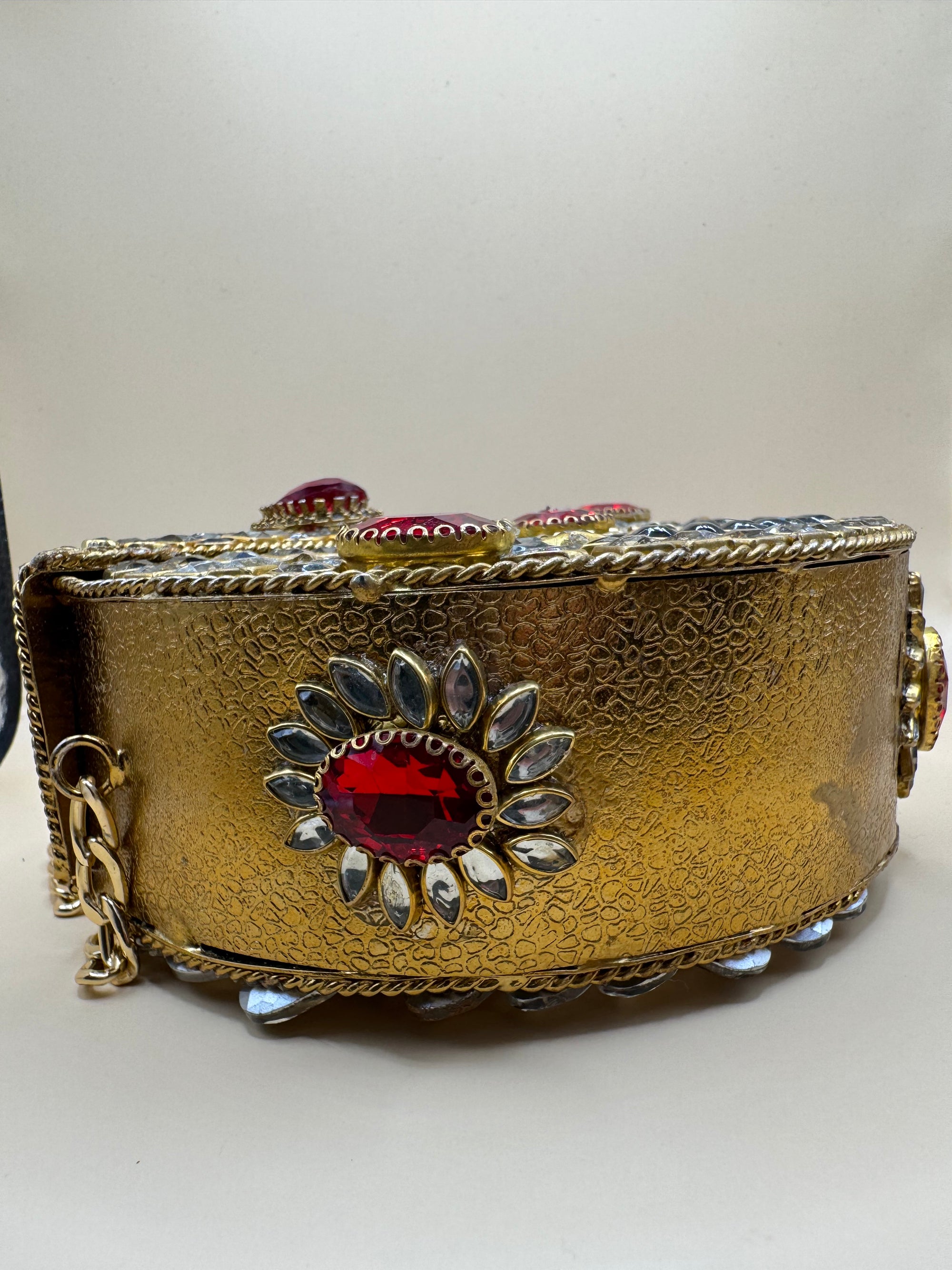 Kundan Metal Clutches