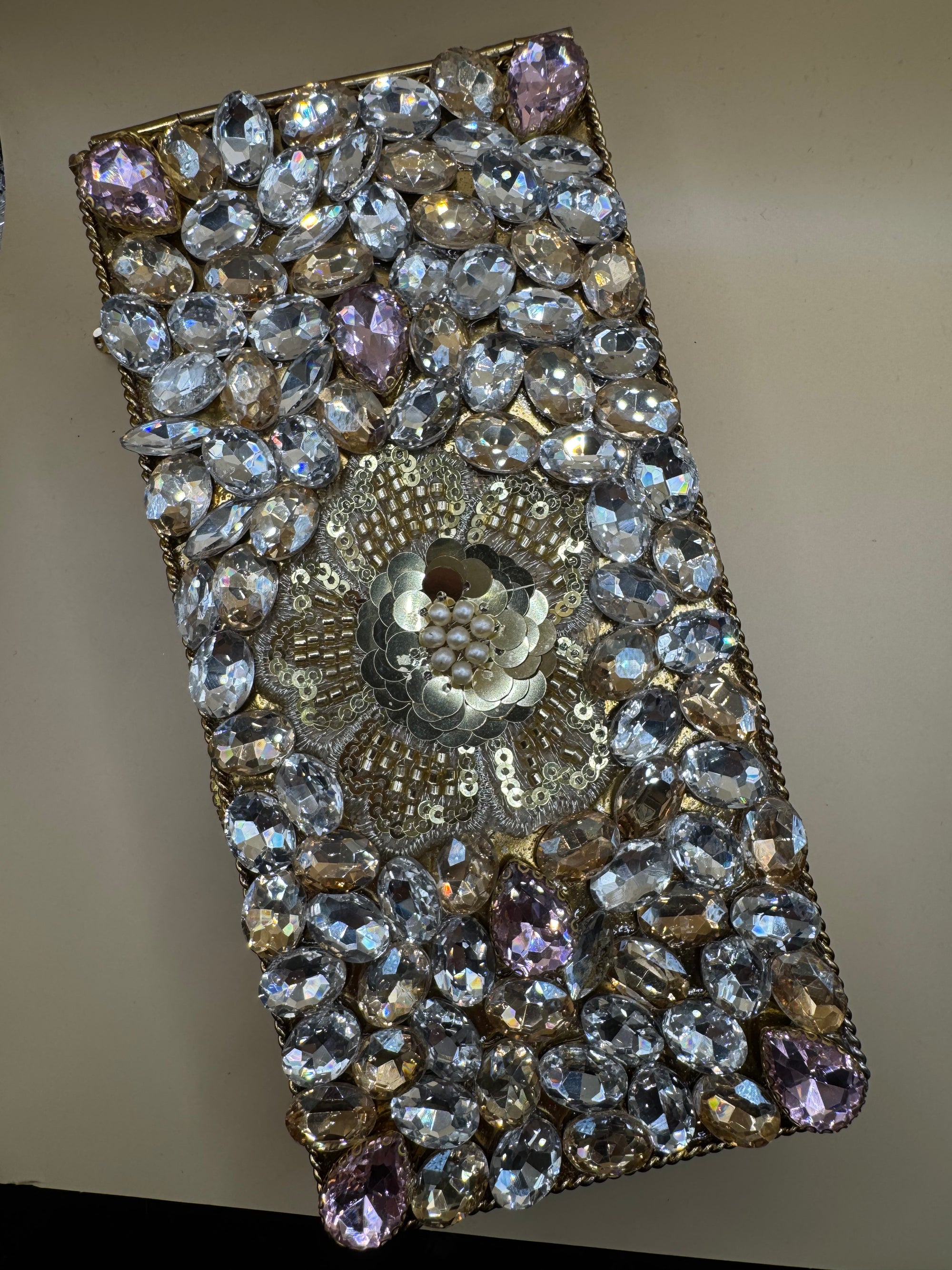 Luxurious clutch