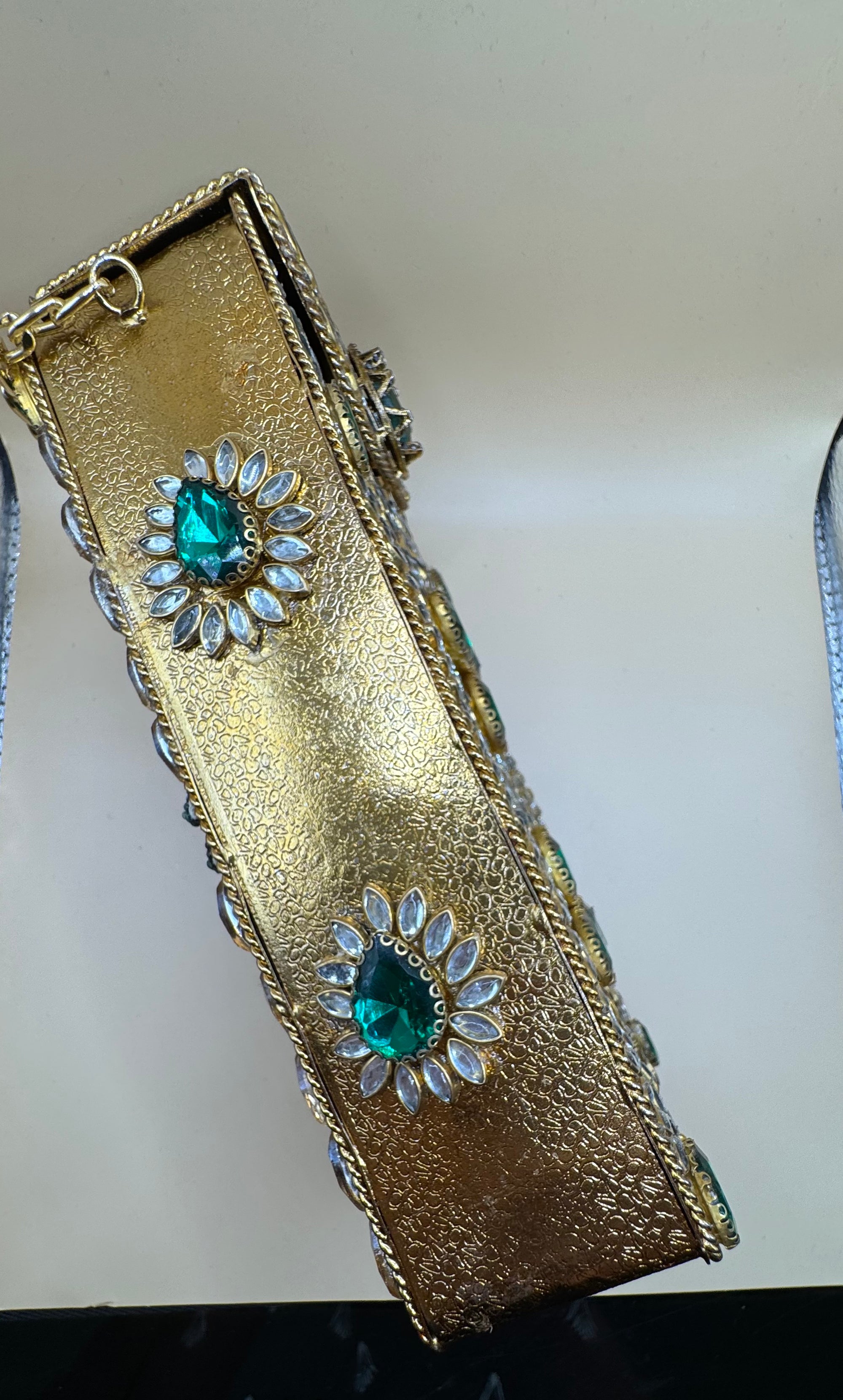 Luxurious clutch