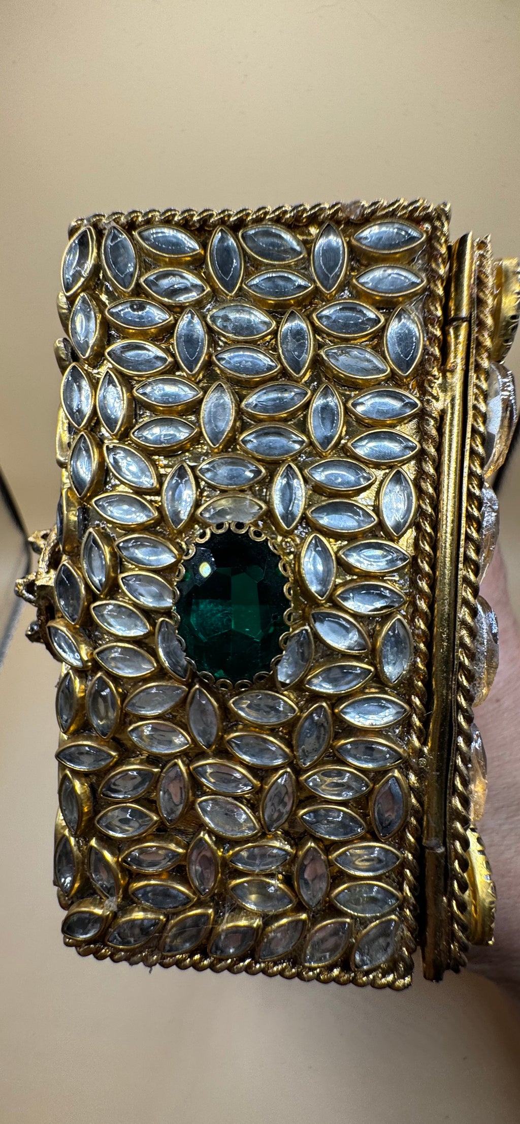 Luxurious clutch