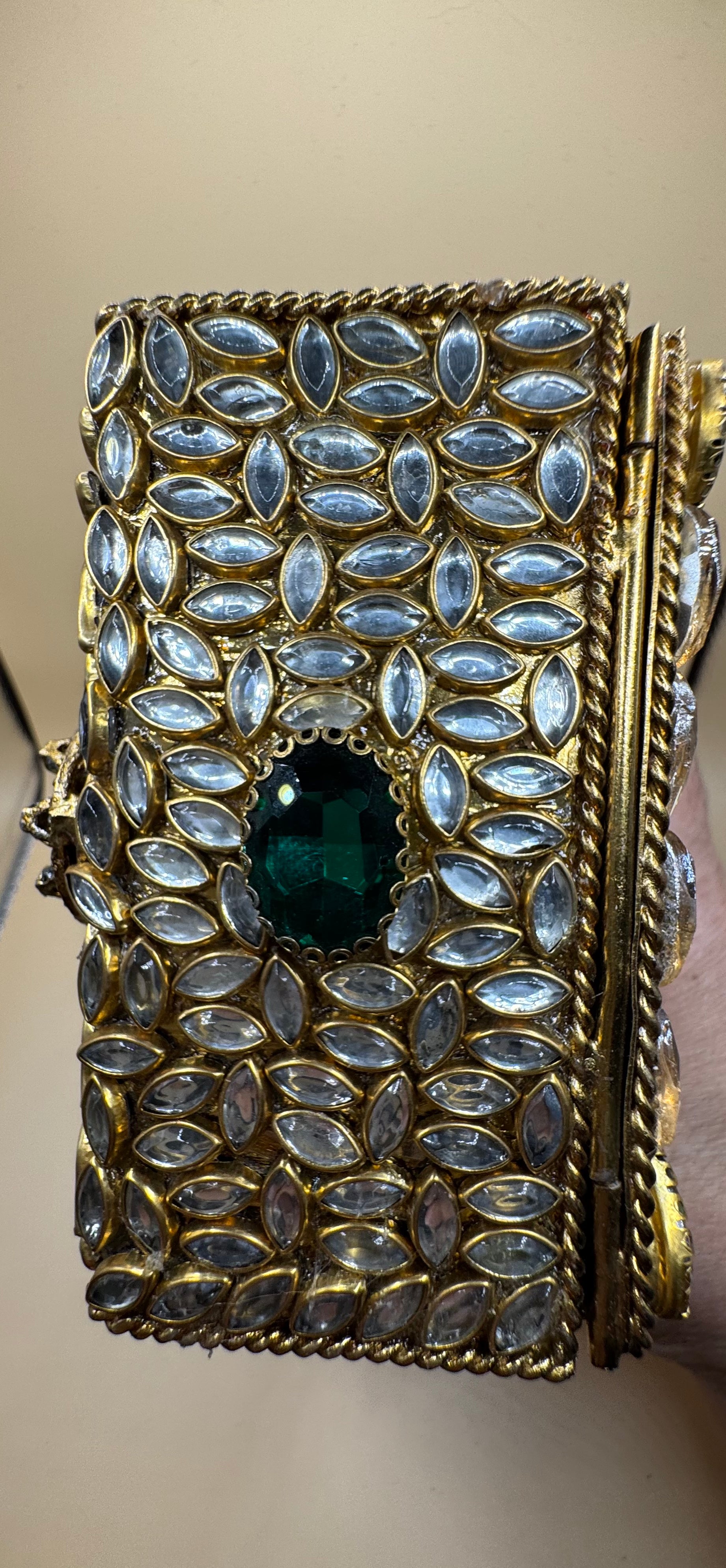 Luxurious clutch