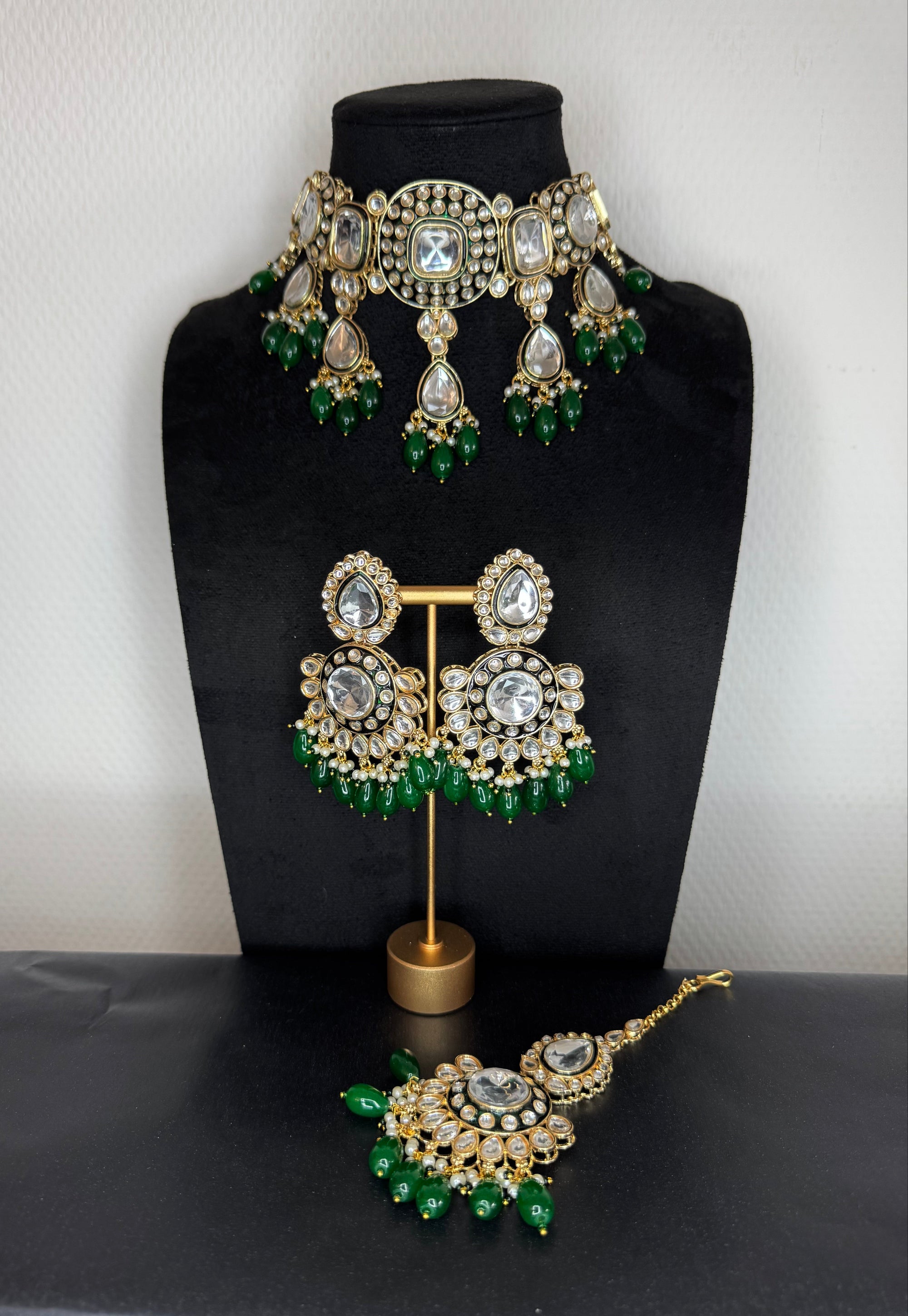 KUNDEN CHOKER SET GREEN BEADS