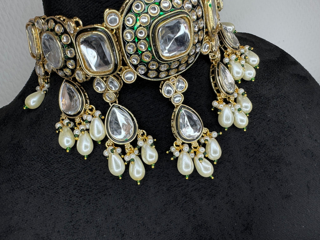 KUNDEN CHOKER SET WHITE PEARLS