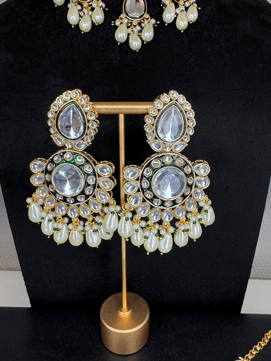 KUNDEN CHOKER SET WHITE PEARLS