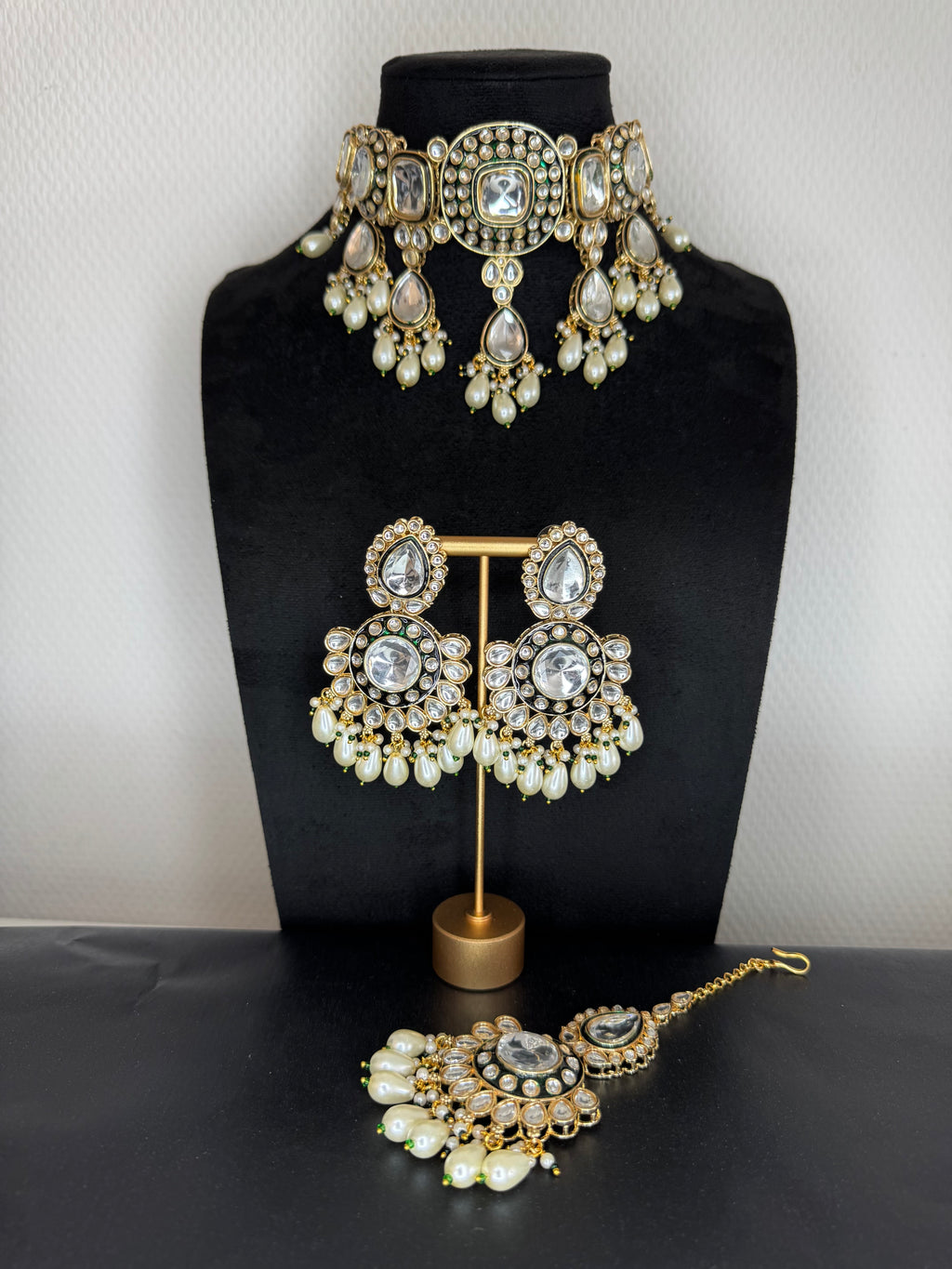 KUNDEN CHOKER SET WHITE PEARLS