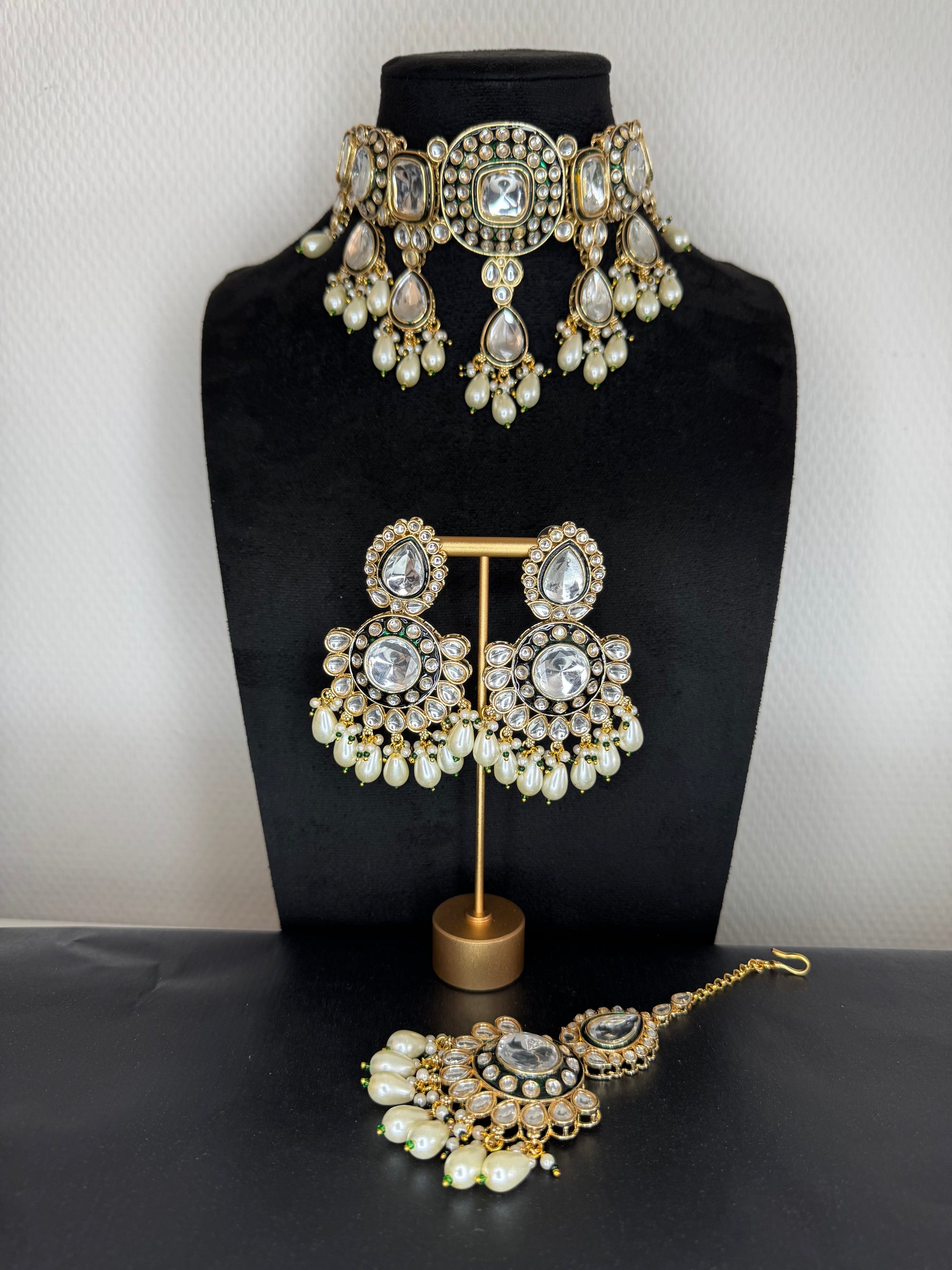 KUNDEN CHOKER SET WHITE PEARLS