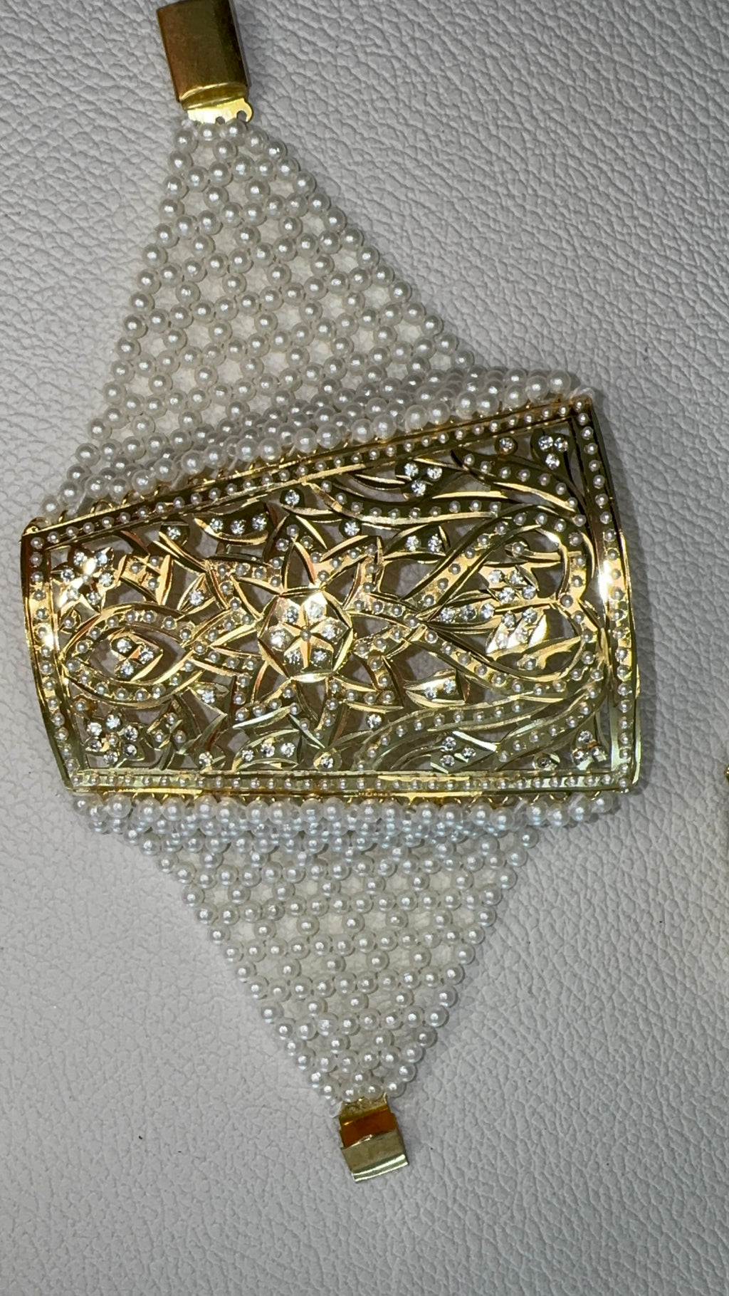 Jadau Bahi Baahi Bangle: